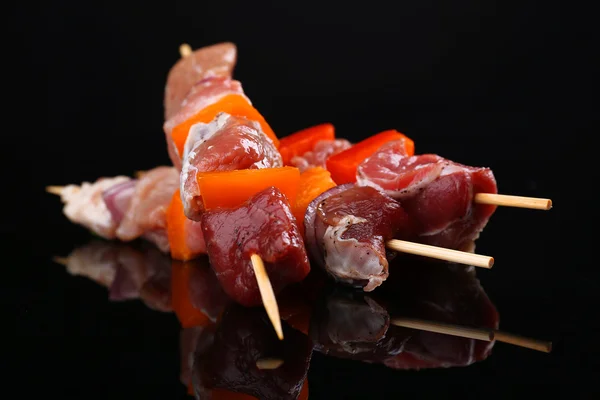 Kebab de cerdo crudo sobre fondo negro —  Fotos de Stock