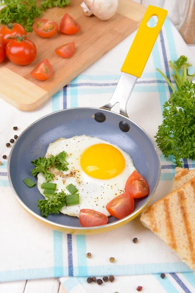 Äggröra och bacon på stekpanna på tabell närbild — Stockfoto