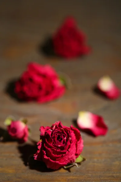 Όμορφο ροζ ξηρά τριαντάφυλλα σε παλιά ξύλινα φόντο — Φωτογραφία Αρχείου