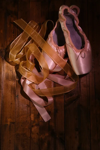 Ahşap arka plan üzerinde bale pointe Ayakkabı — Stok fotoğraf