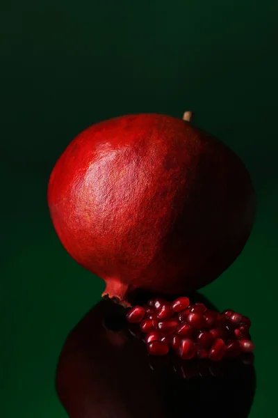Mogen granatäpple på mörk färgbakgrund — Stockfoto
