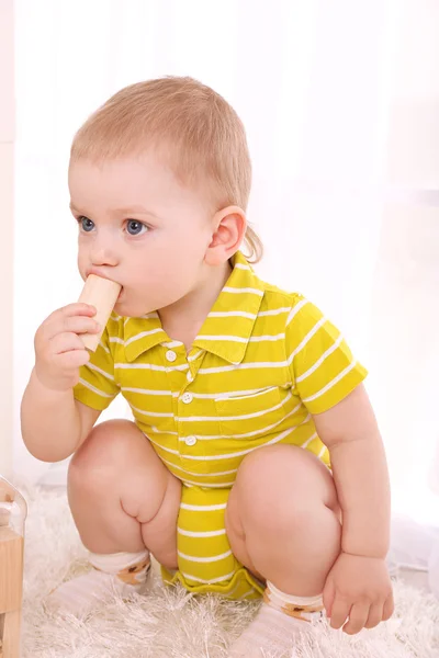 Lindo niño con bloques de juguete de madera en la habitación — Foto de Stock