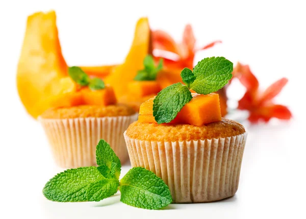 Muffins de abóbora saborosos, isolados em branco — Fotografia de Stock