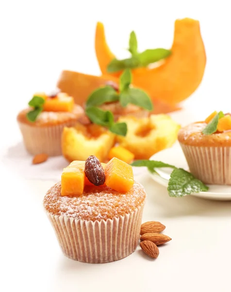 Smakelijke Pompoen muffins, geïsoleerd op wit — Stockfoto