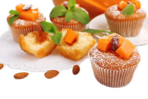 Leckere Kürbis-Muffins, isoliert auf weiß — Stockfoto