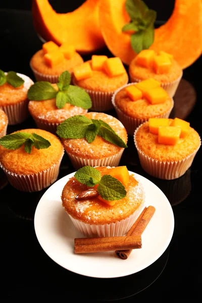 Muffins de abóbora saborosos no fundo escuro — Fotografia de Stock