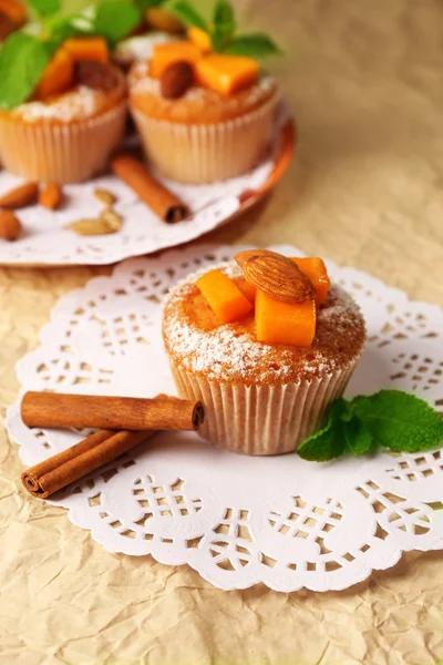 Muffins de abóbora saborosos em papel marrom — Fotografia de Stock
