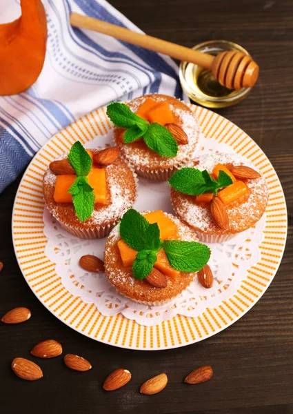 Muffins de abóbora saborosos na mesa de madeira — Fotografia de Stock