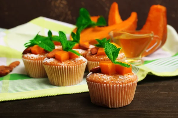 Muffins de abóbora saborosos na mesa de madeira — Fotografia de Stock