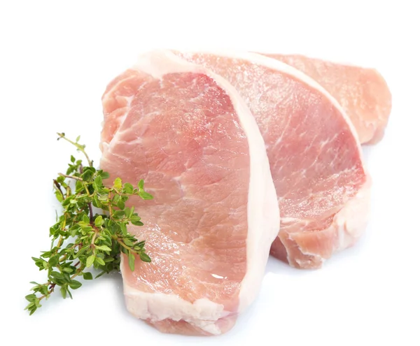 Çiğ et biftek üzerine beyaz izole otlar ile — Stok fotoğraf