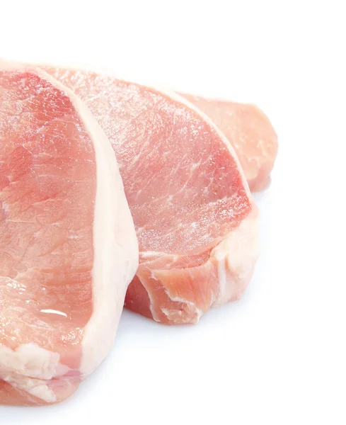 Bifes de carne crua isolados em branco — Fotografia de Stock