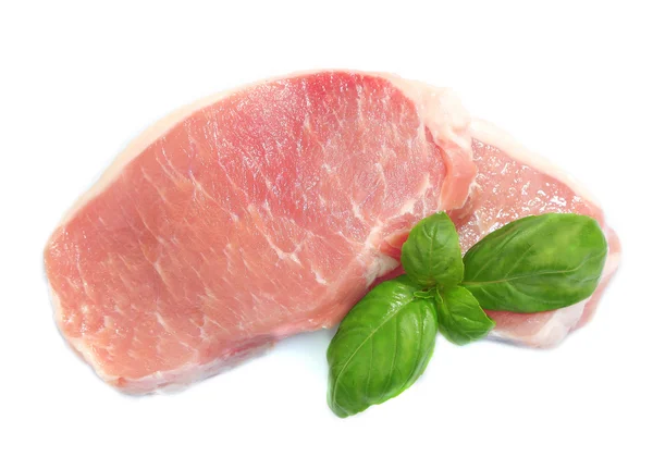 Syrové maso steaky s bazalkou izolovaných na bílém — Stock fotografie