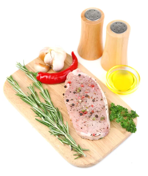Rauw vlees biefstuk met kruiden en specerijen op snijplank, geïsoleerd op wit — Stockfoto