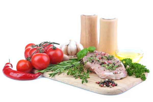 Filete de carne cruda con hierbas y especias en la tabla de cortar, aislado en blanco —  Fotos de Stock