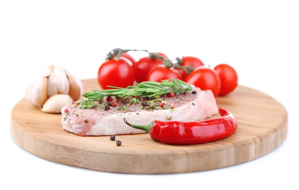 Nyers hús steak, gyógynövények és fűszerek, vágódeszka, elszigetelt fehér — Stock Fotó