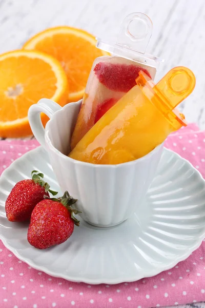 Sorvete de frutas na xícara na mesa de madeira close-up — Fotografia de Stock