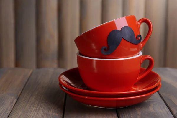 Coupe avec moustache sur table sur fond en bois — Photo