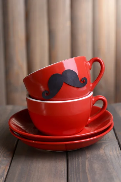 Coupe avec moustache sur table sur fond en bois — Photo