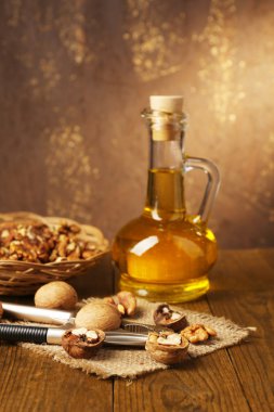 ahşap masa üzerinde fındık ve ceviz yağı