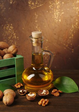 ahşap masa üzerinde fındık ve ceviz yağı