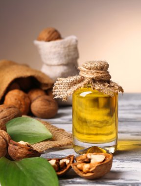 ahşap masa üzerinde fındık ve ceviz yağı