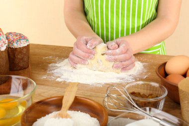 Paskalya mutfakta kek hazırlama kadın