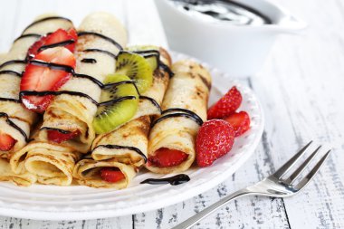 çilek ve çikolata tabağı tablo ile lezzetli gözleme