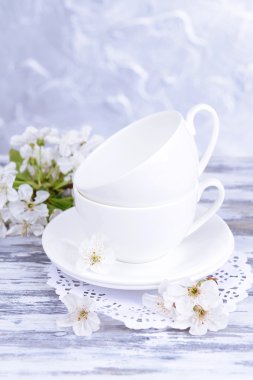 cam tabloda gri arka plan üzerinde güzel meyve çiçeği