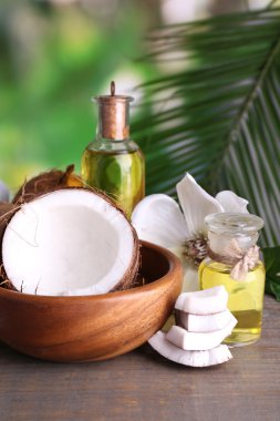 Hindistan cevizi ve Hindistan cevizi yağı doğa zemin üzerine ahşap tablo