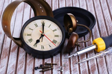 ahşap arka plan üzerinde saat tamir