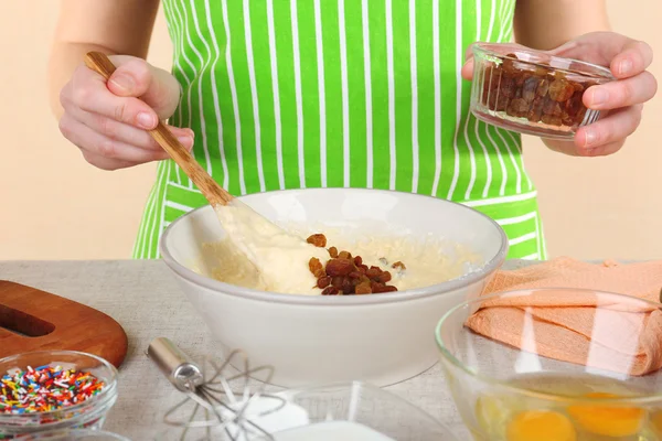 Woman preparing Easter cake in kitchen — Stock Photo, Image