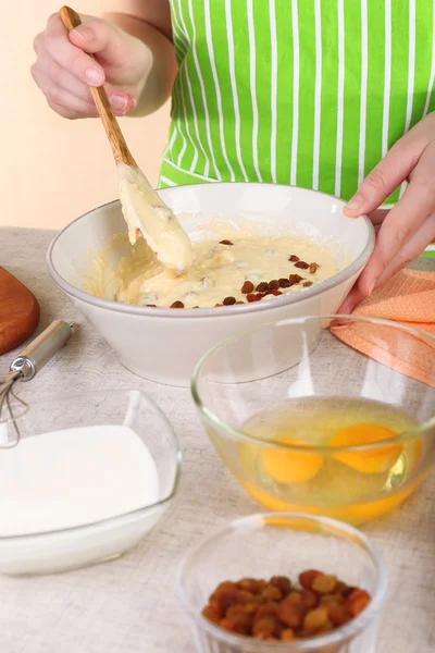 Frau bereitet in Küche Osterkuchen zu — Stockfoto