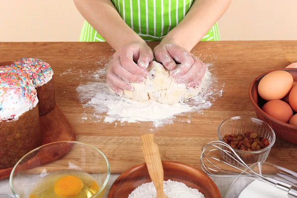 Mulher preparando bolo de Páscoa na cozinha — Fotografia de Stock