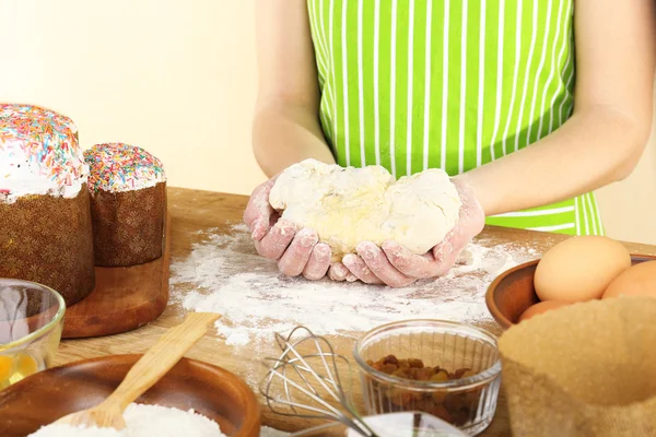 Женщина готовит пасхальный торт на кухне — стоковое фото