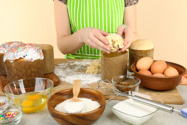 Женщина готовит пасхальный торт на кухне — стоковое фото