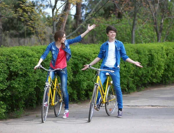 Pareja joven — Foto de Stock