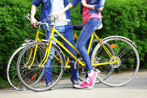 공원에서 자전거와 함께 젊은 부부 — 스톡 사진