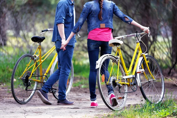 Bisiklet park ile genç bir çift — Stok fotoğraf