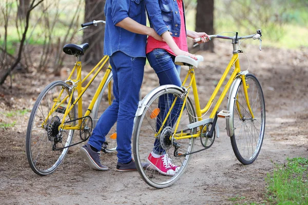 Ungt par med cyklar i parken — Stockfoto