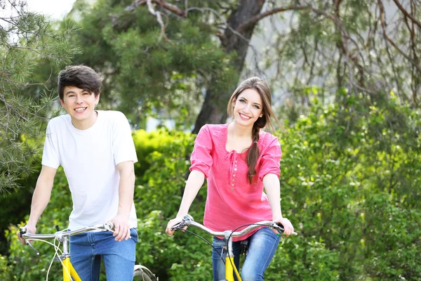 Pareja joven — Foto de Stock