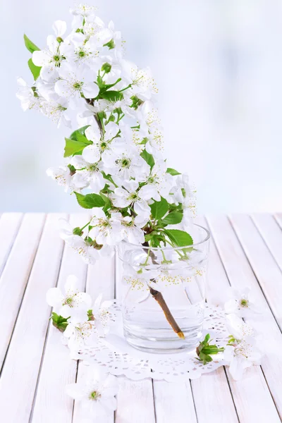 Owoc piękny kwiat w szkło na stole na jasnym tle — Zdjęcie stockowe