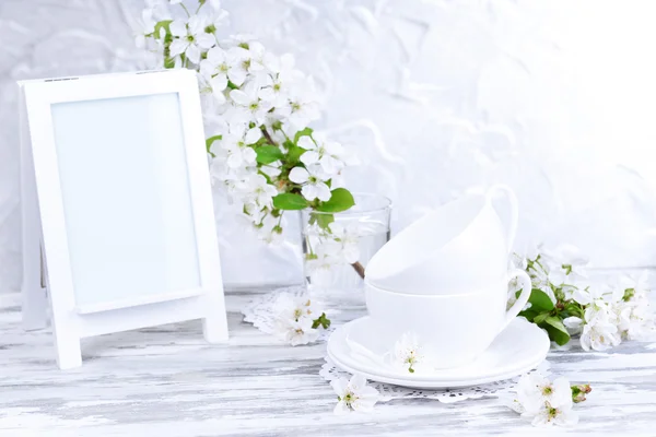 Hermosa flor de fruta en vidrio sobre mesa sobre fondo gris — Foto de Stock