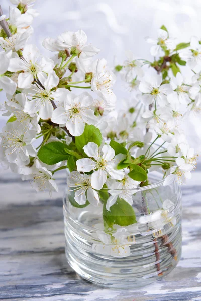 Красивый цветок фруктов в банке на столе на сером фоне — стоковое фото