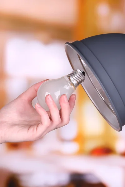 Hand byta glödlampa för lampa hemma — Stockfoto