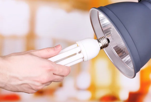 Bombilla de cambio de mano para lámpara en casa —  Fotos de Stock