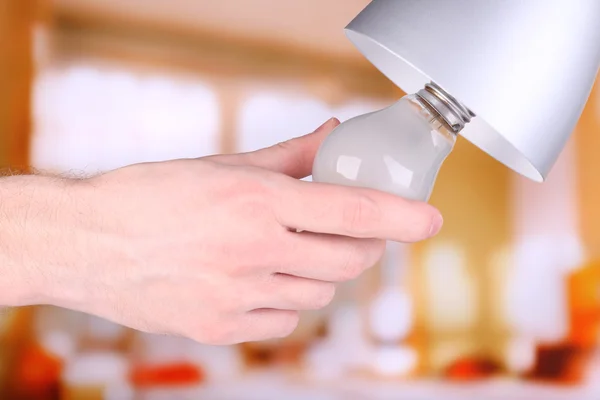 Hand van veranderende gloeilamp voor lamp thuis — Stockfoto