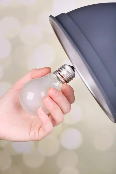 Bombilla de cambio de mano para lámpara en casa —  Fotos de Stock