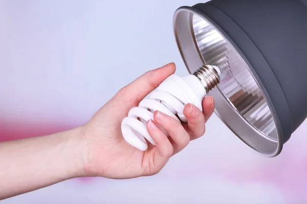 집에서 램프의 전구를 변경 하는 손 — 스톡 사진