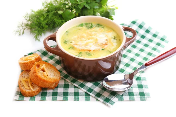 Leckere Suppe im Topf, isoliert auf weiß — Stockfoto