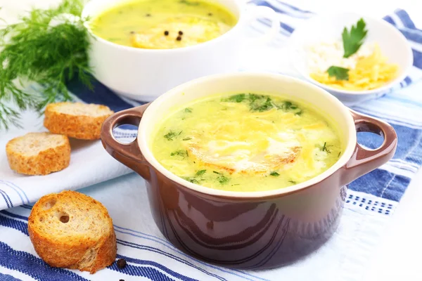 Soupe savoureuse dans des casseroles, gros plan — Photo